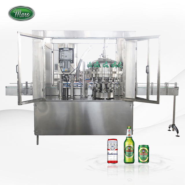 Piccola macchina per riempire e sigillare lattine di birra artigianale